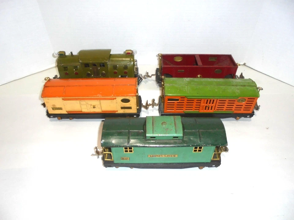 LIONEL PREWAR ELECTRIC FREIGHT TRAIN SET FROM 1932 ALL TINPLATE VINTAGE O GAUGE - Image 3 of 4