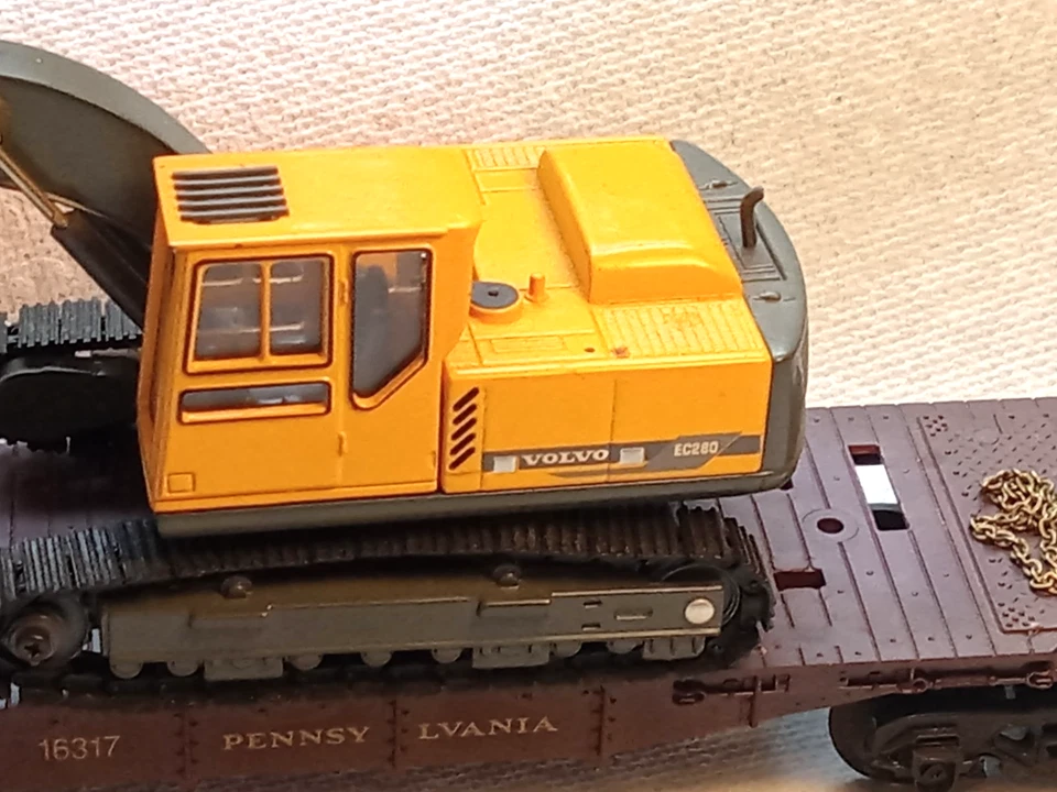 CUSTOM LOAD LIONEL TRAIN LINES PENNSYLVANIA FLATCAR SCOOP VOLVO EC280 EXCAVATOR - Image 3 of 4