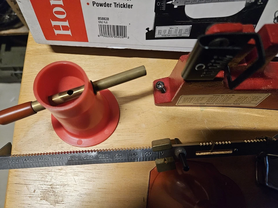 Escala de polvo magnética de lujo Hornady Pacific modelo M Foto 4 de 4