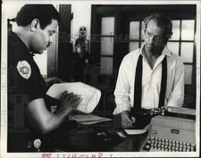 1983 Press Photo Actor Mike Farrell in Scene - hcp50059