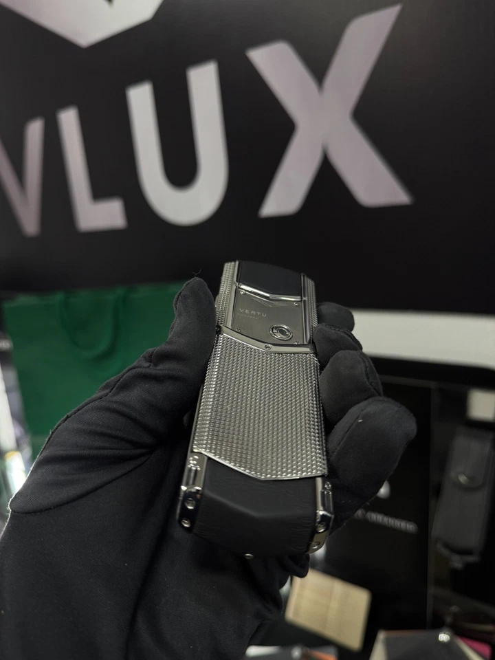 VERTU SIGNATURE S Clous De Paris Steel- 4 GB -  (Unlocked) - Image 4 of 4