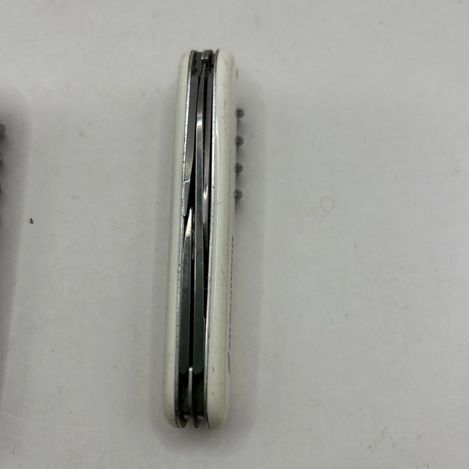 A Lot Of 5 Swiss Army Pocket Knives Red Black And White - Image 4 of 4