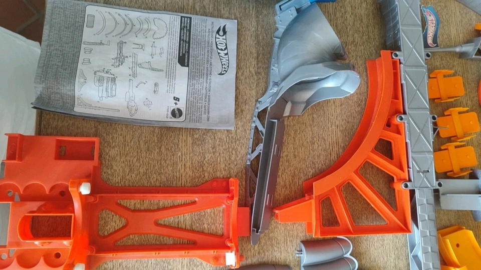 Pista Hot Wheels Sky Jump Set Completo Usato Con Scatola E Piccoli Difetti 2010 - Immagine 2 di 4