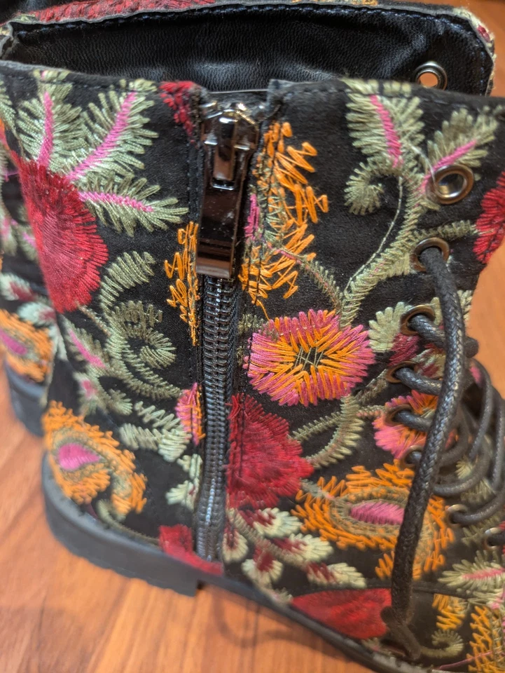 Botas de Combate JustFab Para Mujer Florales Talla 8 Festival Boho Y2K Bordadas Con Cordones Foto 4 de 4