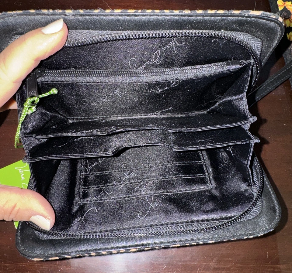 MUÑEQUERA VERA BRADLEY cremallera alrededor. CEBRA. Borde de cuero sintético. Foto 4 de 4