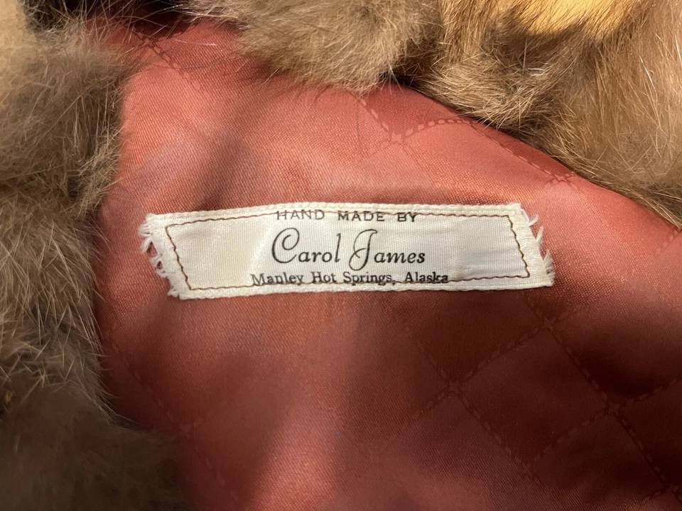 Boina de piel Martin cosida a mano con colas hecha en Alaska Foto 4 de 4