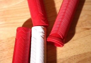 Python Rubber Grip  -  RED and WHITE - NEW without pakaging QTY x4 (LOT)