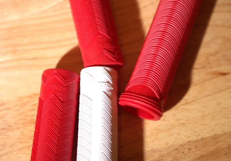 Python Rubber Grip  -  RED and WHITE - NEW without pakaging QTY x4 (LOT)