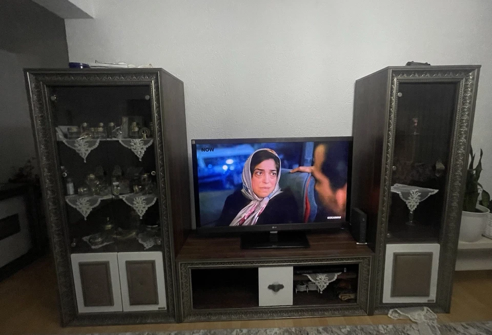 Ich Verkaufe Vitrinen und Kommode Aus Holz