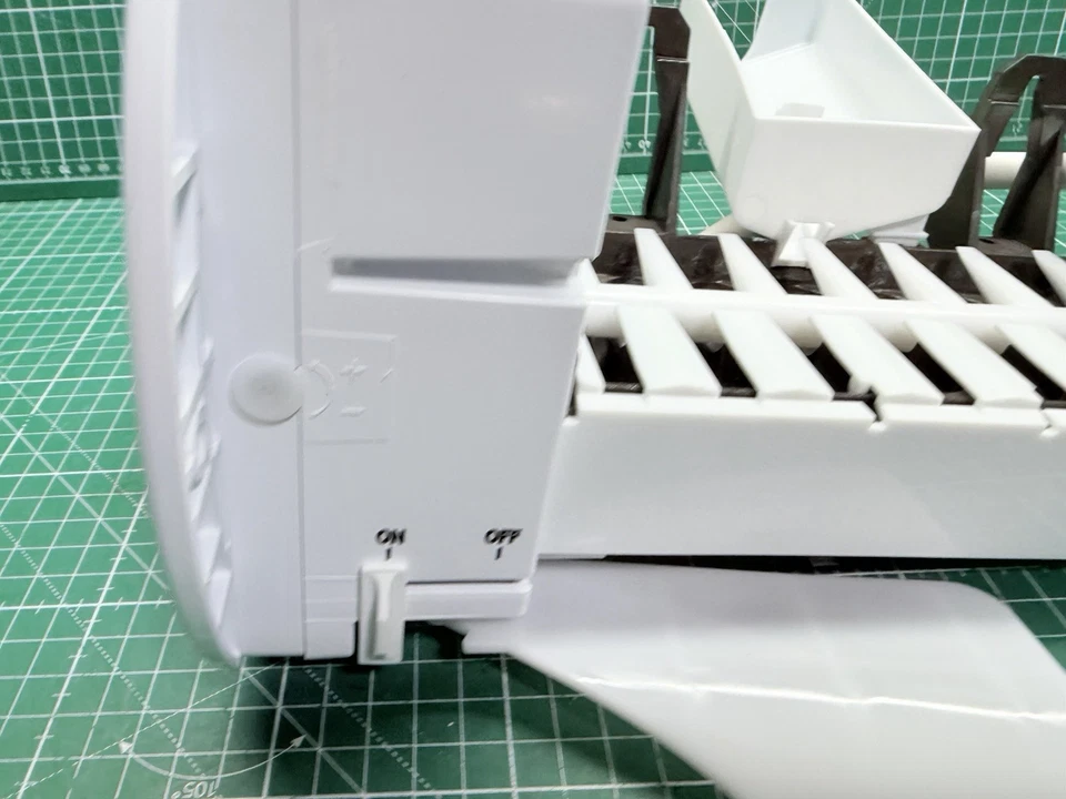 Máquina de hielo para refrigerador GE P# WR30X10093 Foto 3 de 4