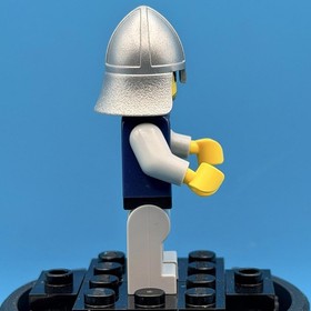 LEGO: Crown Knight w/Scale Mail (CAS360) - From Castle Set 7094 (2007) - RETIRED