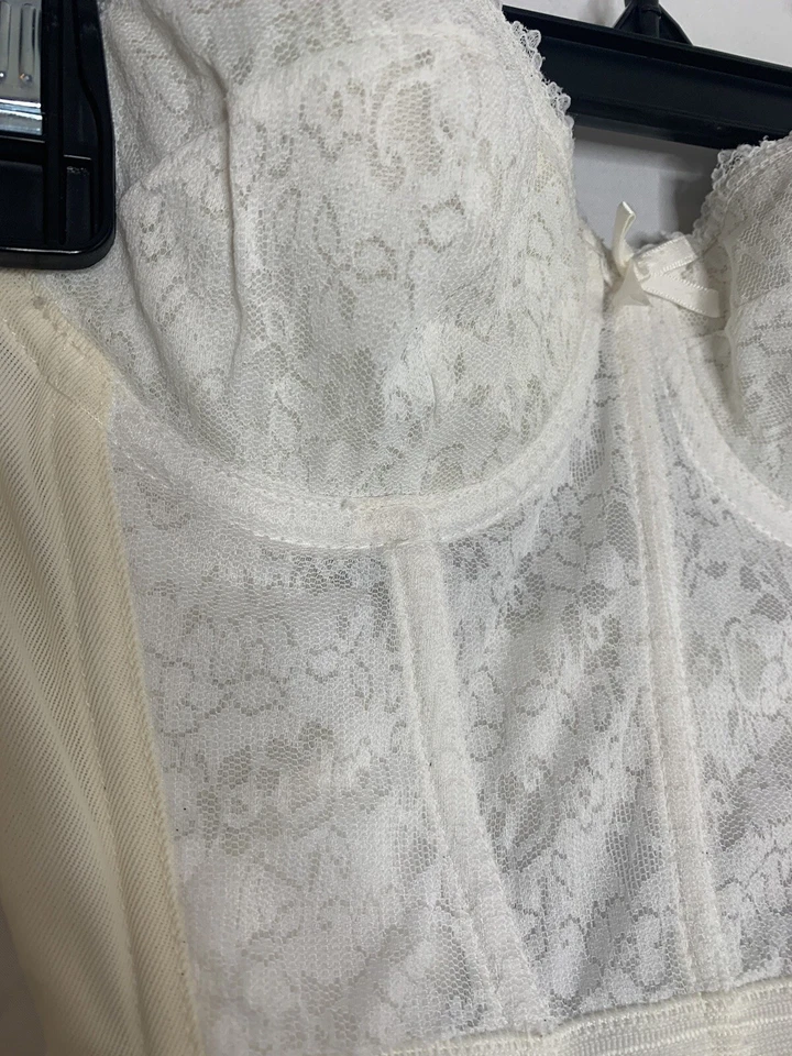Blusa espartilho de renda branca vintage feita nos EUA Jezebel Renee of Hollywood tamanho 34B - Imagem 4 de 4
