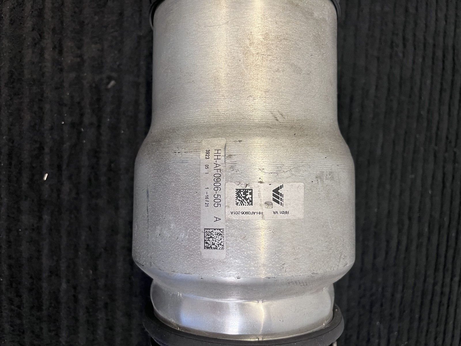 Rolls-Royce Cullinan Black Badge 2019-2024 Front Right Air suspension strut P/N 37107916208