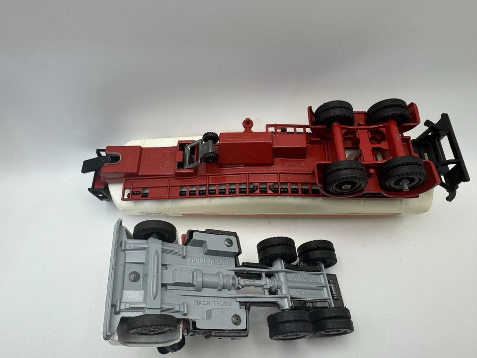 Corgi Vintage MAJOR #1152 - MACK TRUCK with ESSO TANKER TRAILER - Image 4 of 4