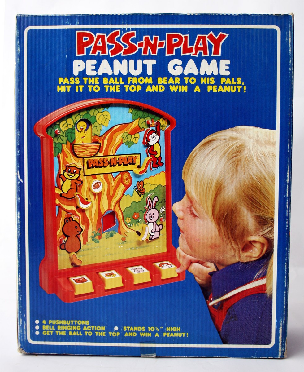 RARE VINTAGE 80'S PASS N PLAY PEANUT GAME BOARD GAME HONG
