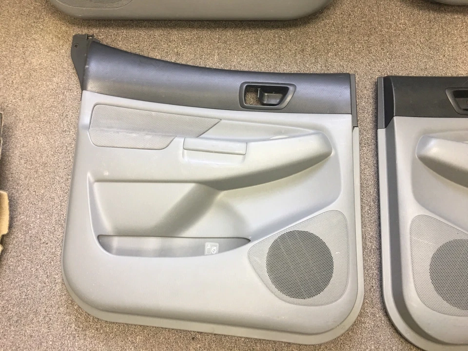 Toyota Tacoma 2006 paneles delanteros traseros de 4 puertas grises usados Foto 4 de 4