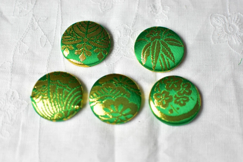Japanese Kimono Fabric Covered Buttons Set of 5 Green Gold Traditional Pattern - Image 2 of 3