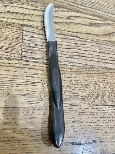 Cuchillo para carne de mesa dentada con mango marrón oscuro CUTCO 1759 KG NL