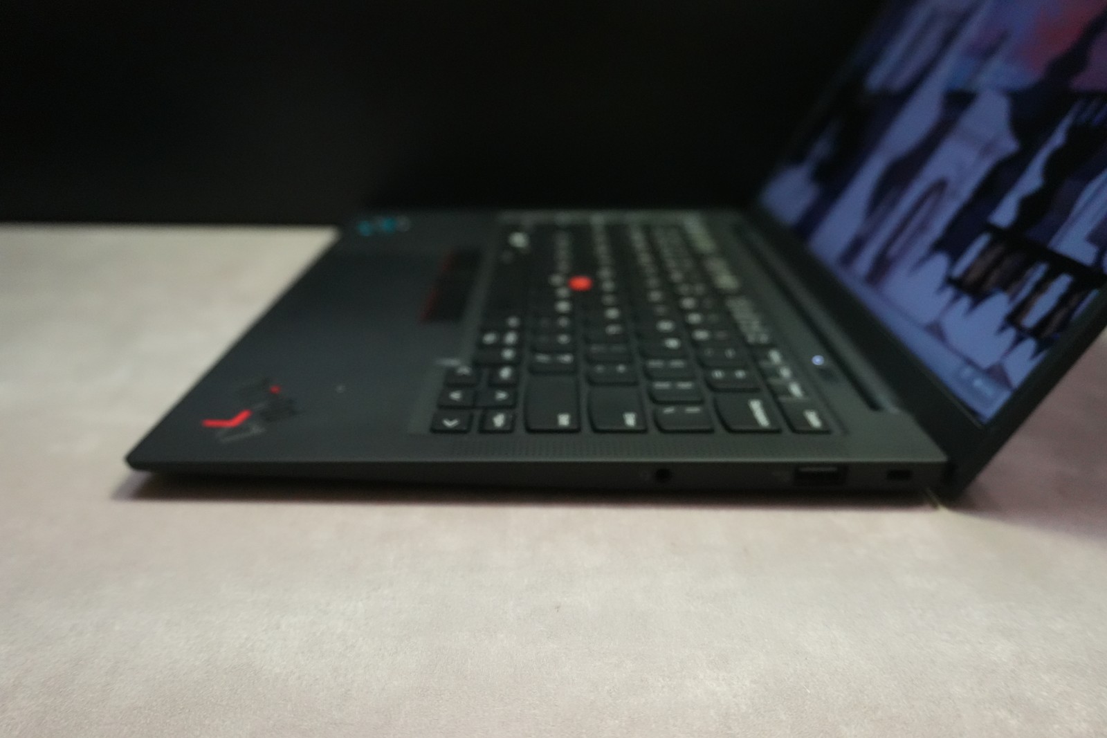 Lenovo ThinkPad X1 Carbon Gen 9, 14-Inch Laptop, with Intel Core i7-1165G7 11th Gen., 512 GB SSD (Solid State Drive), Windows 11 Pro