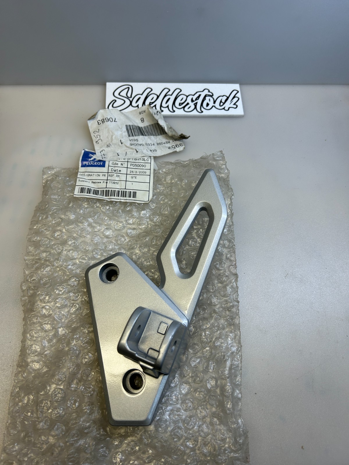 Platine gauche Peugeot pièce de carénage plastique pour scooter Speedfight 3