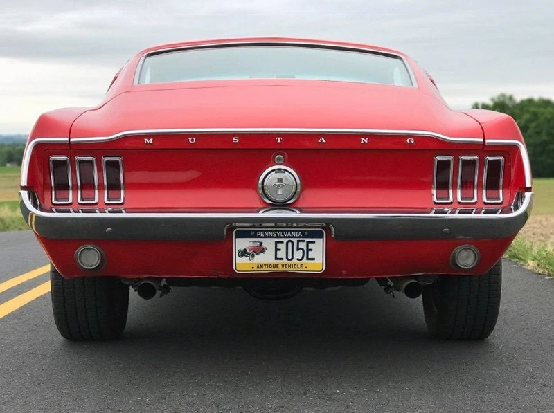 The tail became concave, with matching taillights.