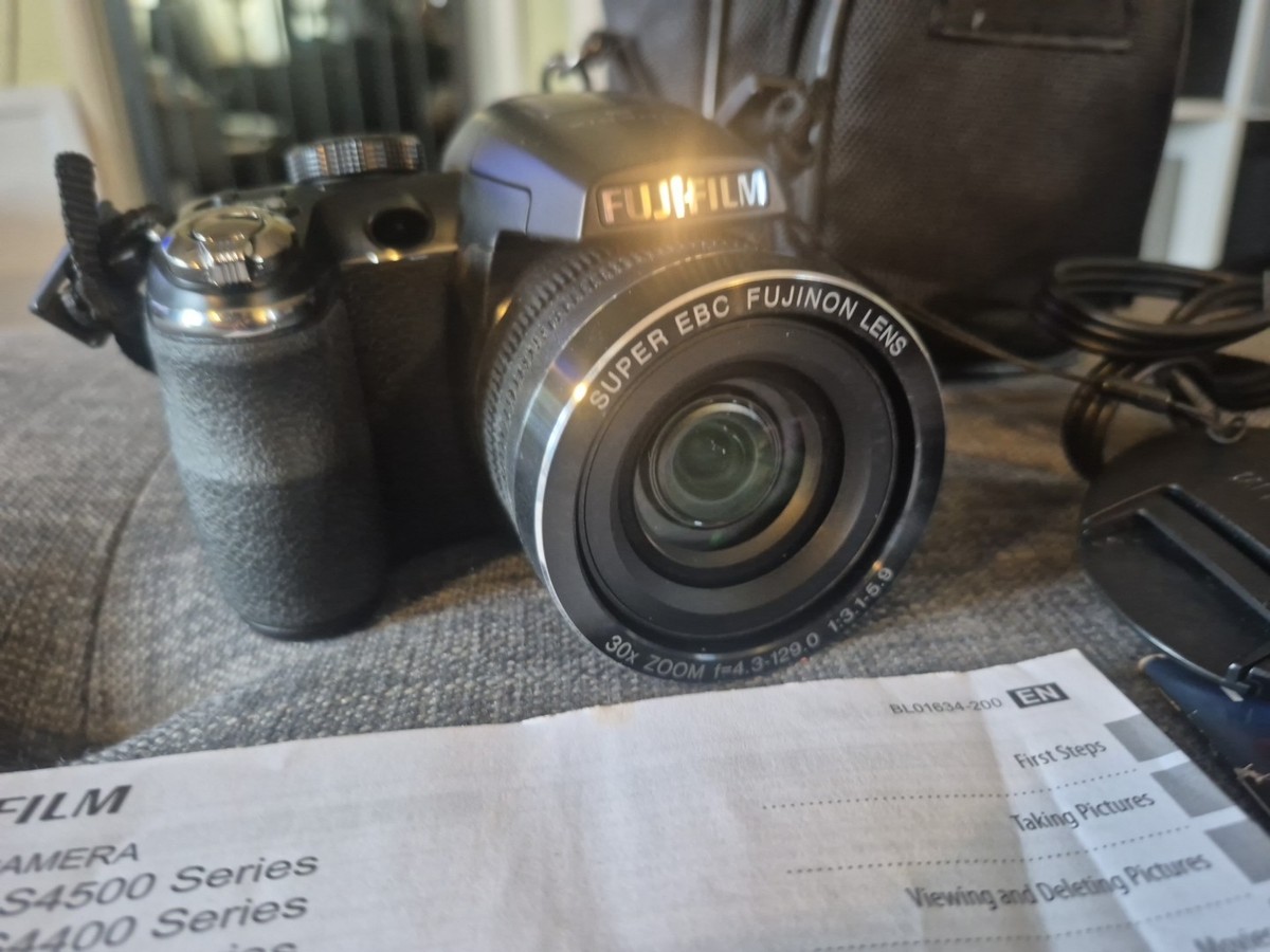 Fujifilm Finepix S4500 14MP Digital Camera w/30X Optical Zoom +bag
