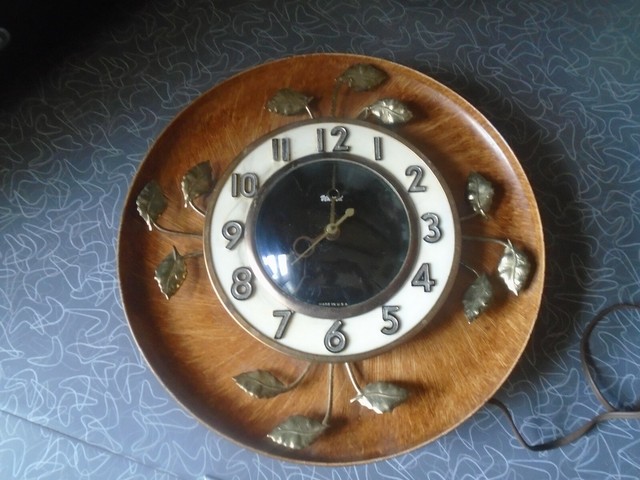 Working Vintage United wall clock Model 45 with metal gold ...