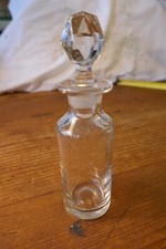Eine sch&ouml;ne geschliffene Glasflasche mit Glasstopfen, die Flasche hat Sterngravur.