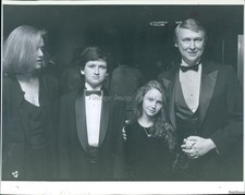 1987 Mike Nichols Wife Children 1987 Mr Abbott Award Theatre Wirephoto 8X10 1987 Mike Nichols Wife Children 1987 Mr Abbott Award Theatre Wirephoto 8X10