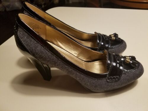Zapatos de salón Circa Joan & David PHILLIPO2 gris franela y negro patente borla tacón 7,5 m  - Imagen 1 de 5
