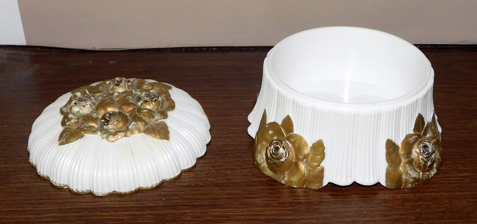 VINTAGE 50s CHARLES OF THE RITZ NEW YORK GOLD FLORAL MAKEUP POWDER BOX ART DECO