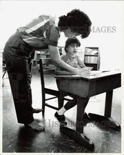 1982 Press Photo Nerelys Fajet helps student Orlando Otosin at Springview School
