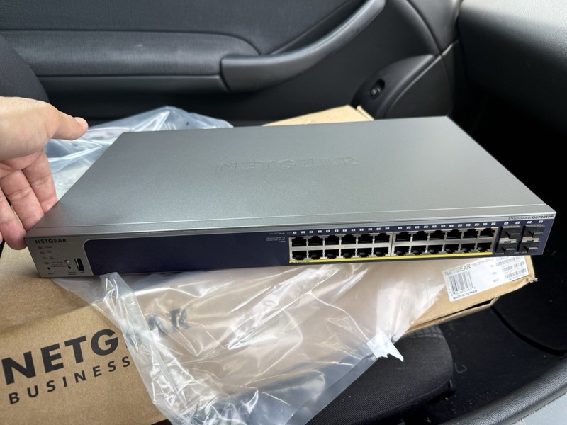 Guide 24-Port Gigabit PoE+ Smart Managed Pro Switch With 4 SFP Ports GS7 28TPV2