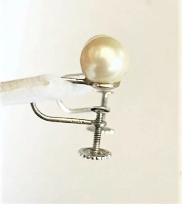 Pendientes de perlas redondas blancas cultivadas de oro blanco de 14 k de 7,5 mm atornilladas en la parte posterior de colección LG Foto 2 de 4