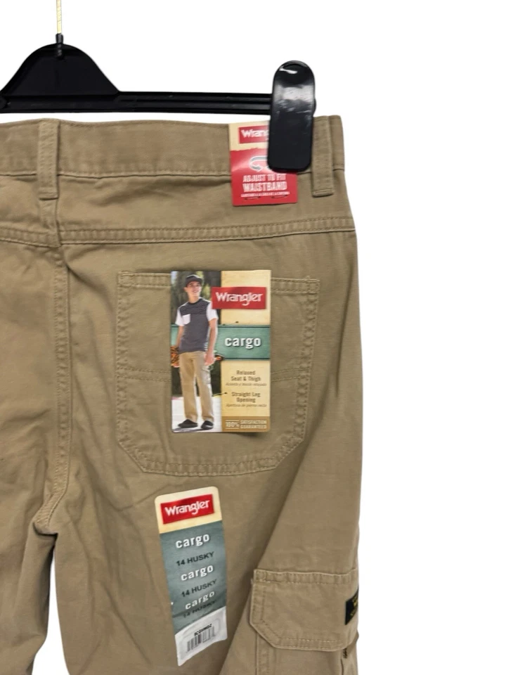 Pantalones cargo Wrangler para jóvenes niños beige relajado pierna recta talla 14 Husky Foto 4 de 4