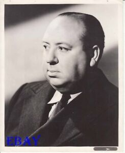 CC975 8X10 PUBLICITY PHOTO ALFRED HITCHCOCK LEGENDARY DIRECTOR 
