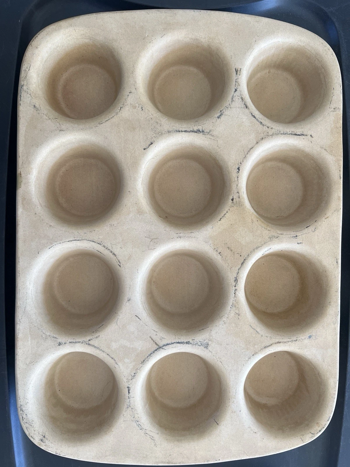 The Pampered Chef Family Heritage Stoneware 12 Cupcake Muffin Pan Baking Stone