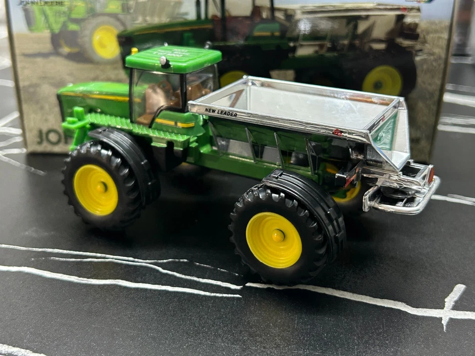 ERTL 1:64 John Deere 4920 Dry Box Spreader Diecast Model--Silver Special Edition - Image 2 of 4