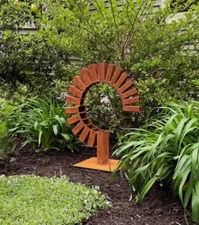 Sculptural Rusted Metal Arc – Modern Steel Art for Lawn or Entryway Decor