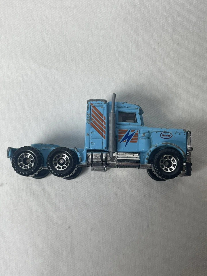 火柴盒 1981 年彼得比尔特拖车卫星电视 MBTV 新闻车队驾驶室蓝色 — 第 3/4 张图片