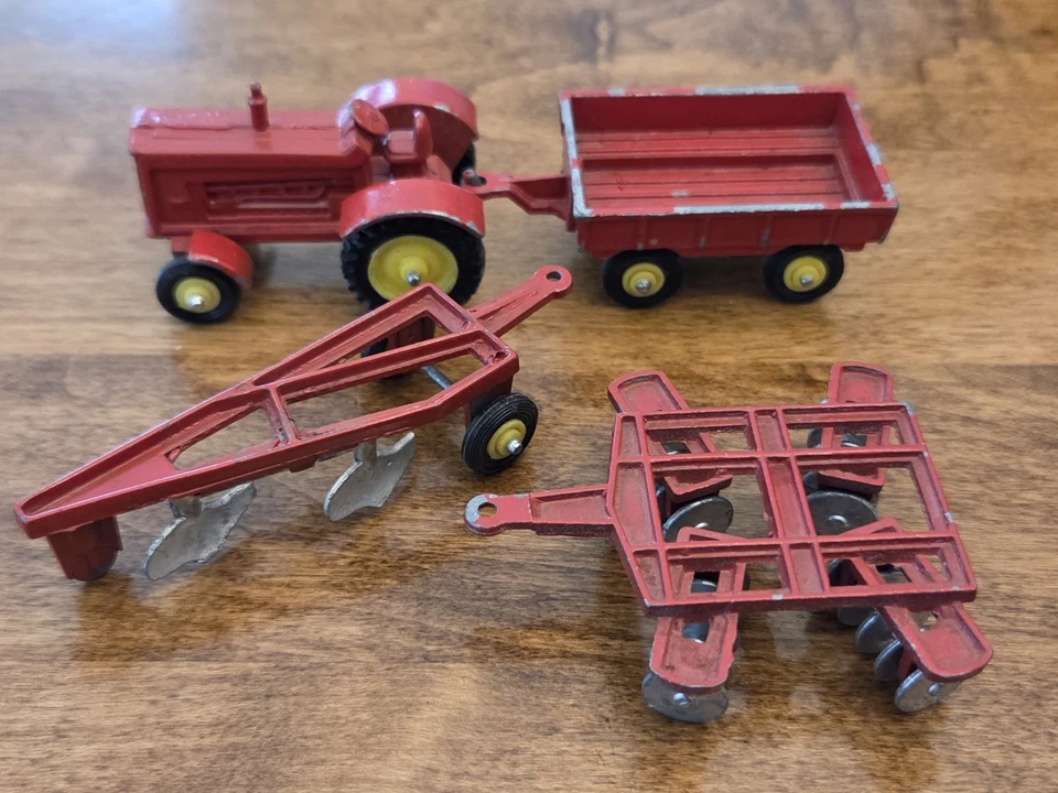 Conjunto vintage de tratores e implementos agrícolas Tootsietoy. Frete grátis - Imagem 2 de 4