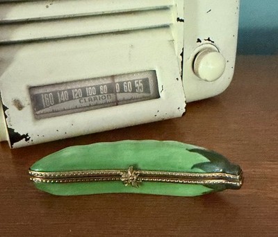 Limoges Trinket Box, Two Peas in a Pod w/ Insect Clasp c. 1998