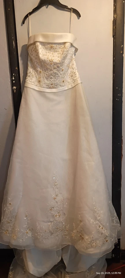 Casablanca Bridal Ivory Wedding  Gown - Image 3 of 4