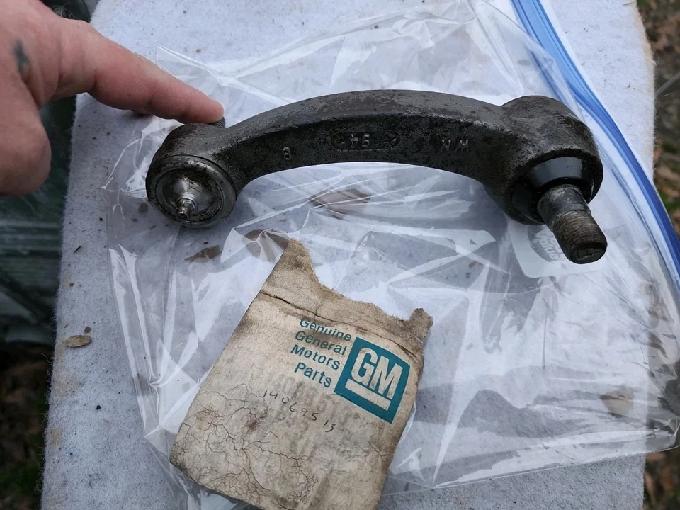 Brazo de rueda loca de dirección GM 14069513 OEM NUEVO DE STOCK 1983-89 Chevrolet G10 20 30  Foto 2 de 4