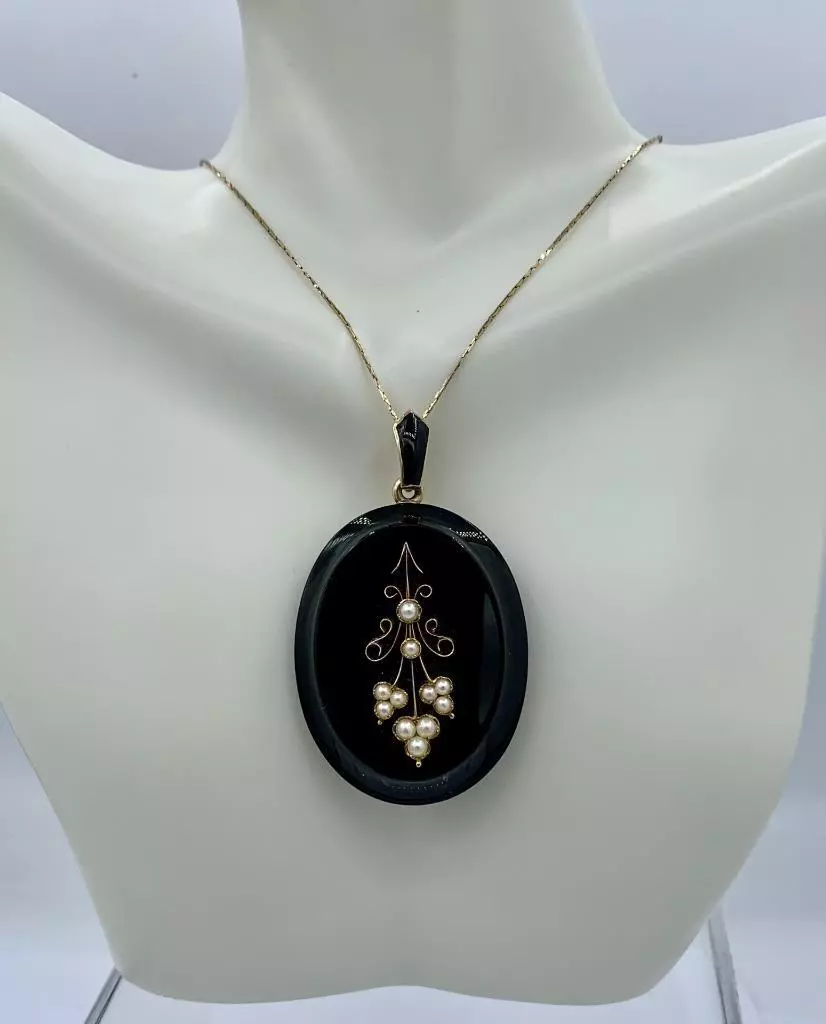 Onyx locket online