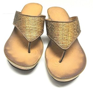 clarks womens wedge flip flops