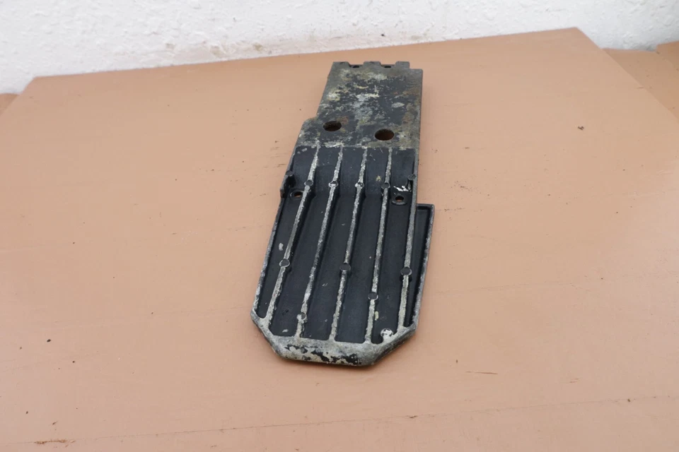 Motosierra McCulloch Pro Mac 650 OEM placa inferior Foto 2 de 4