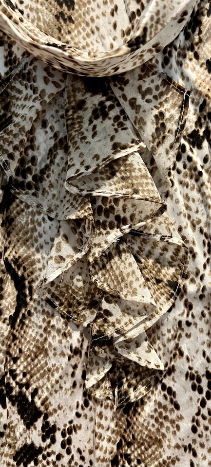 White House Black Market 真丝上衣 16 码蛇纹印花褶皱职业衬衫 — 第 2/4 张图片