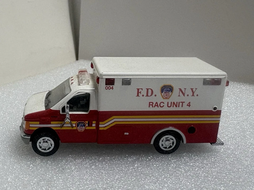 Code 3 1:64 Ford E350 Ambulance - New York Fire FDNY Rac Unit 4 Replica - Image 3 of 4