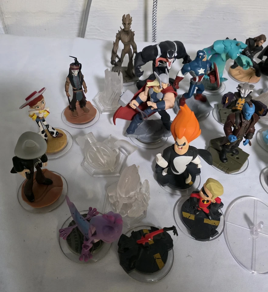 Lote de 38 figuras Disney Infinity discos de poder cristales etc. Foto 2 de 4